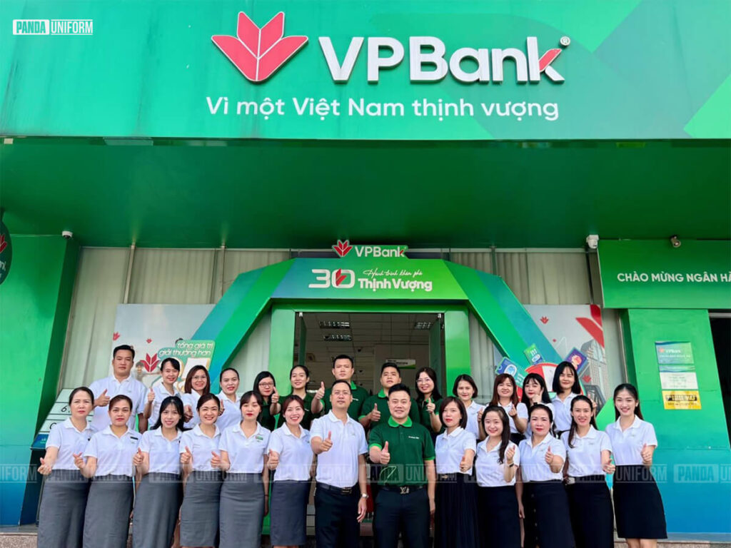áo phông trắng có cổ - đồng phục của nhân viên ngân hàng vp bank