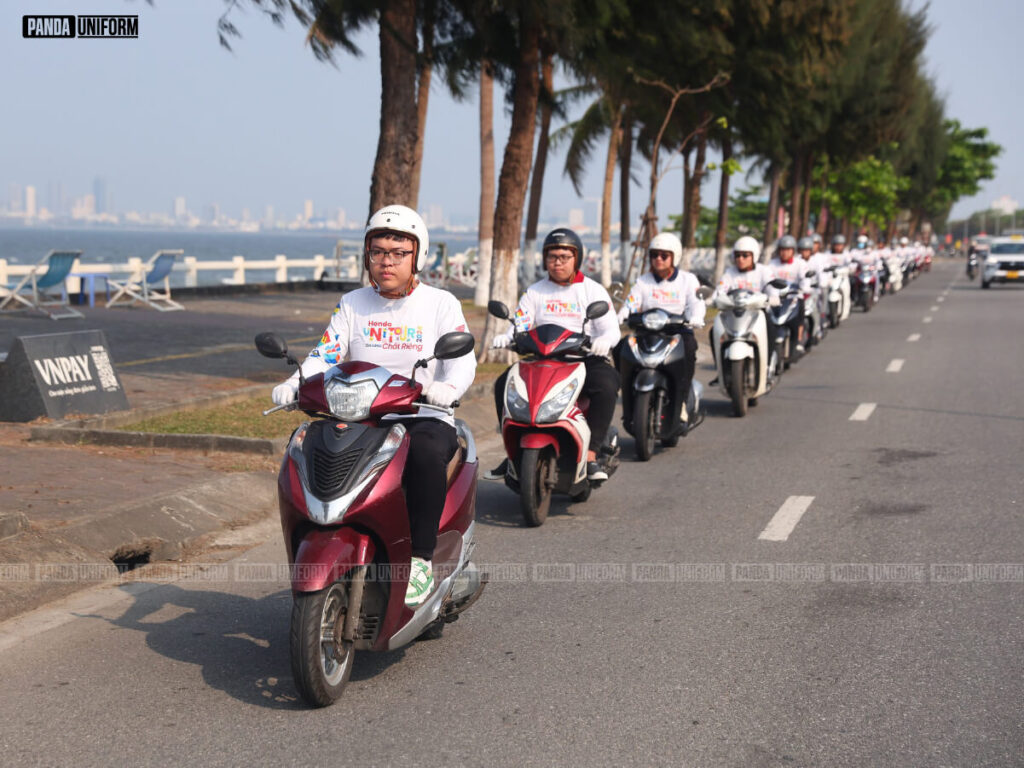 áo thun trắng dài tay đồng phục honda trong sự kiện roadshow
