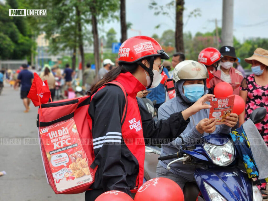 áo khoác đồng phục của kfc cho nhân viên giao hàng