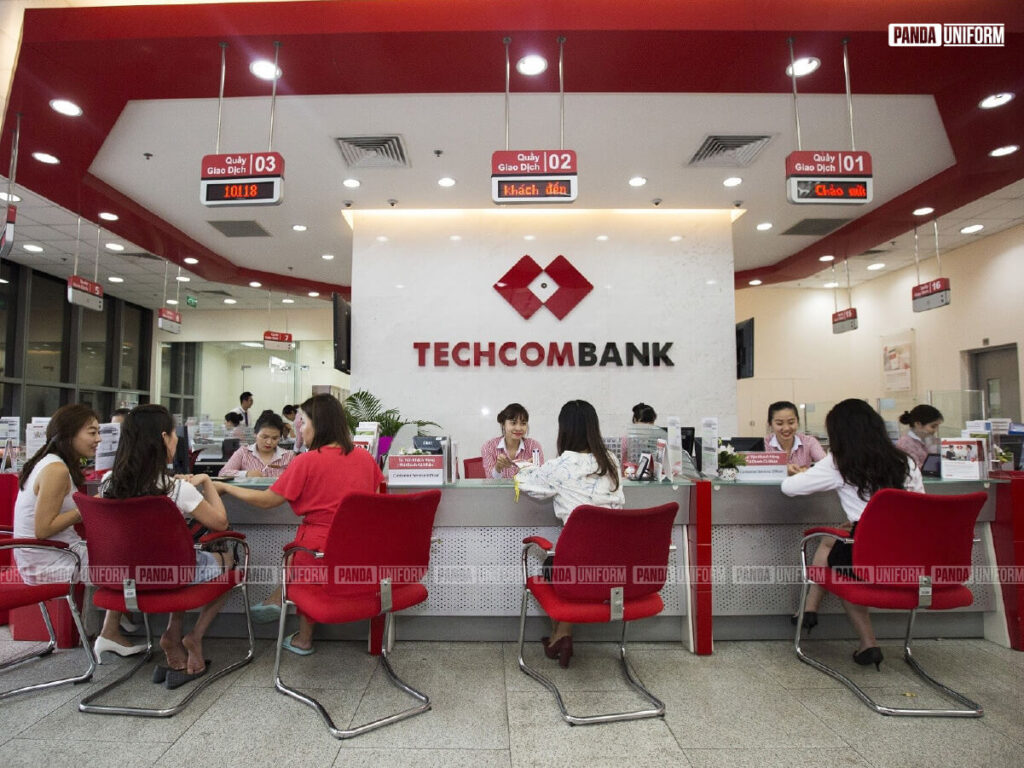 áo sơ mi kẻ hồng đồng phục giao dịch viên của techcombank