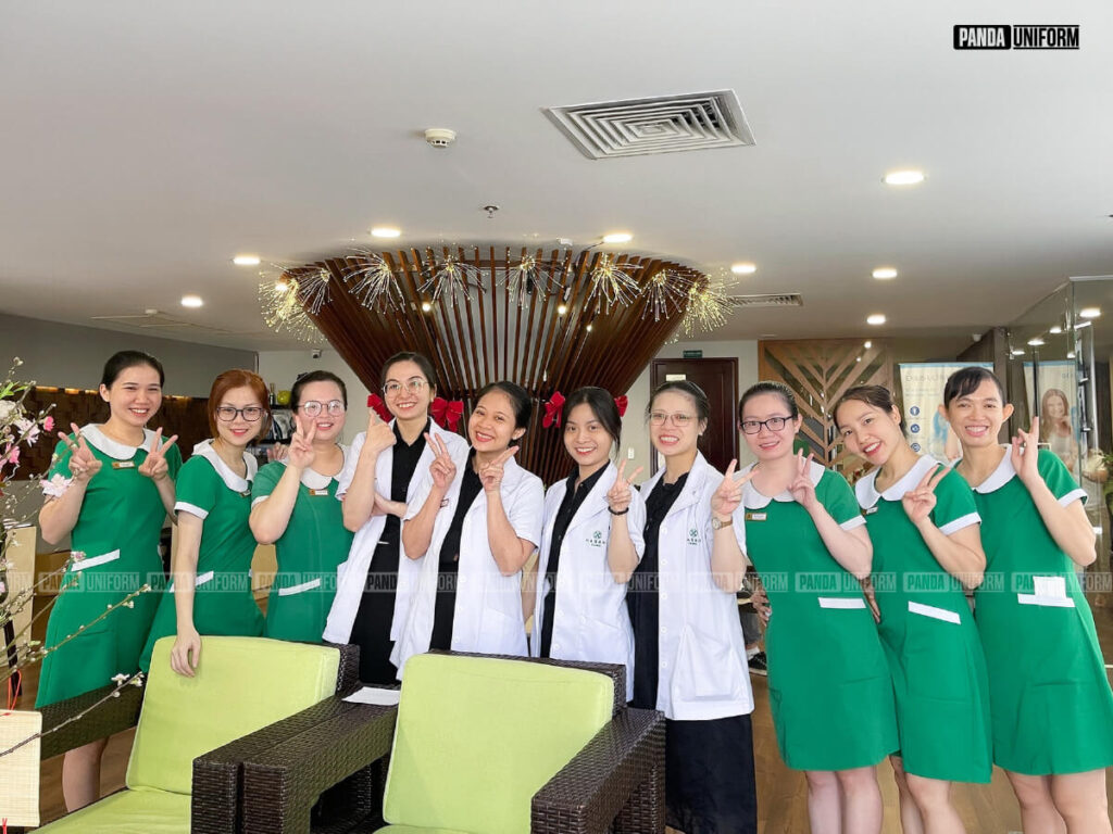 đồng phục điều dưỡng viên màu xanh của hasaki