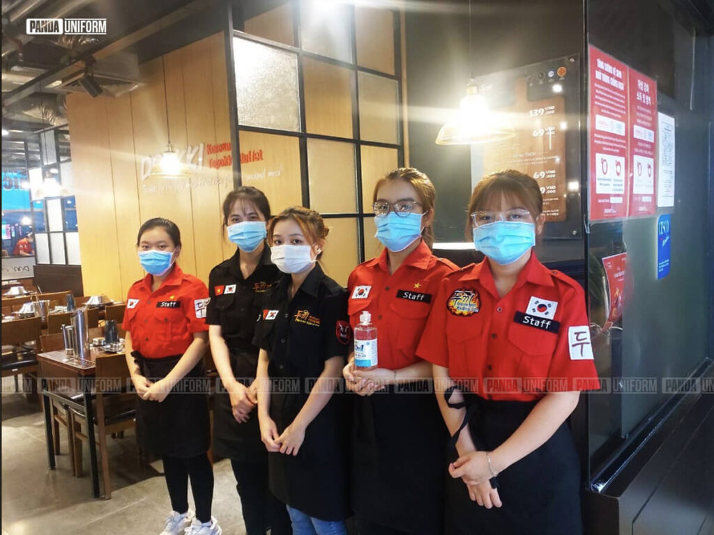 đồng phục nhà hàng dookki - áo sơ mi đỏ nổi bật