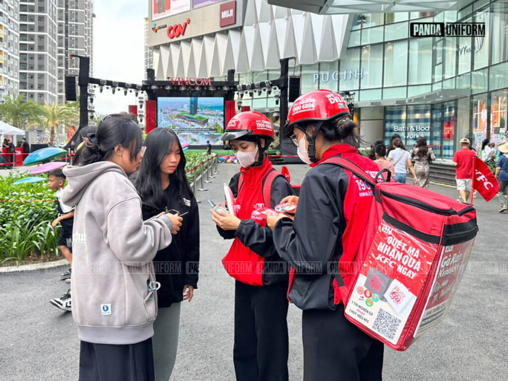 đồng phục nhân viên giao hàng của kfc nổi bật, tiện lợi