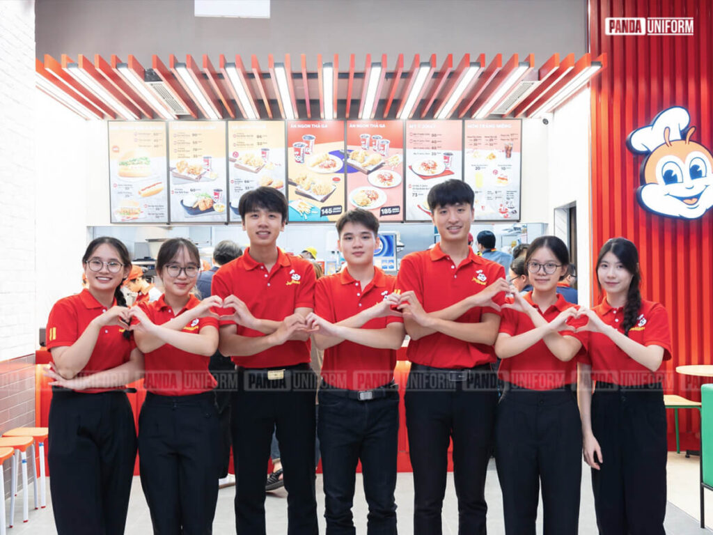 đồng phục polo đỏ nổi bật của jollibee