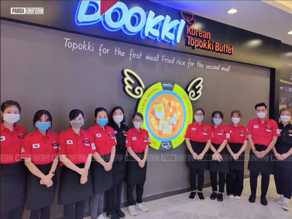 đồng phục sơ mi đỏ của thương hiệu dookki