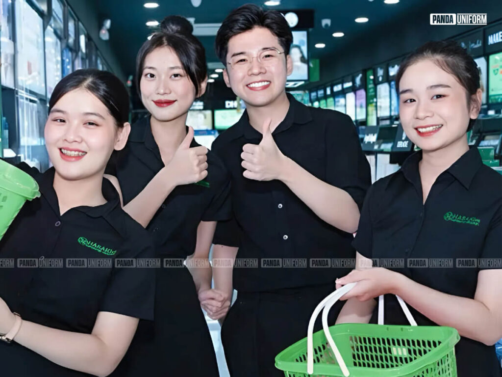 logo hasaki nổi bật trên nền áo đồng phục