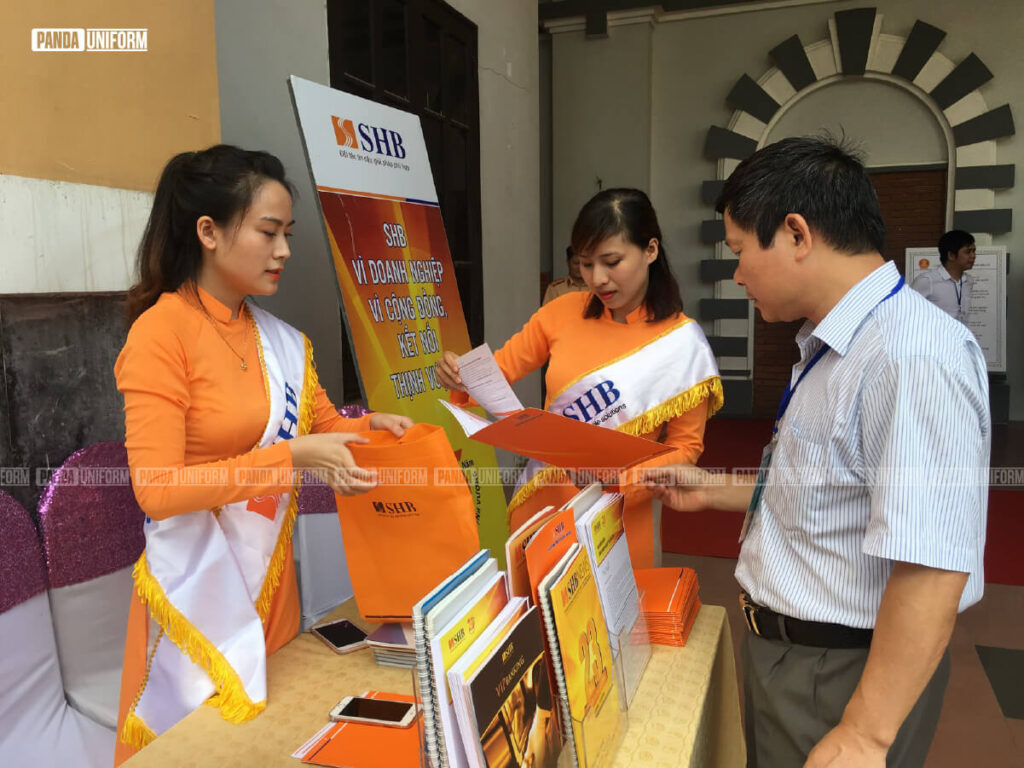 mẫu áo dài đồng phục duyên dáng của ngân hàng shb