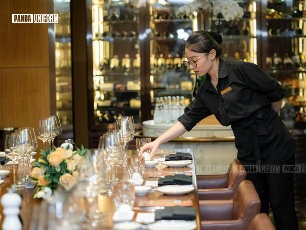mẫu áo đồng phục sơ mi đen của khách sạn intercontinental