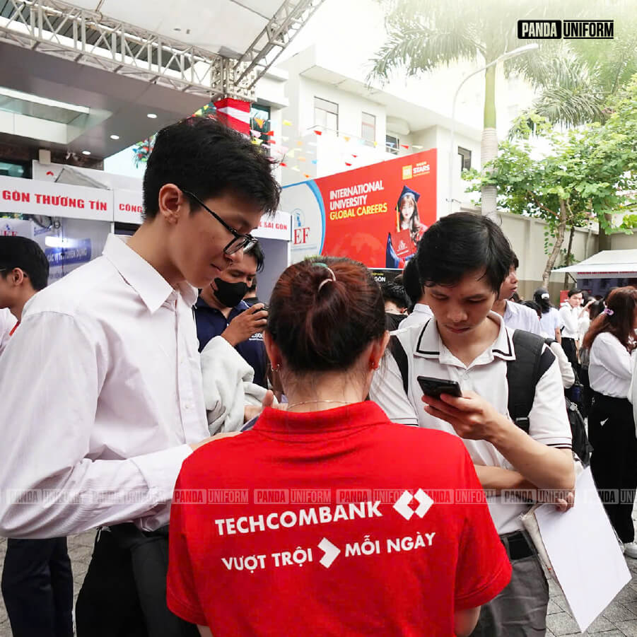 mẫu áo polo đỏ - đồng phục ngân hàng techcombank 2025