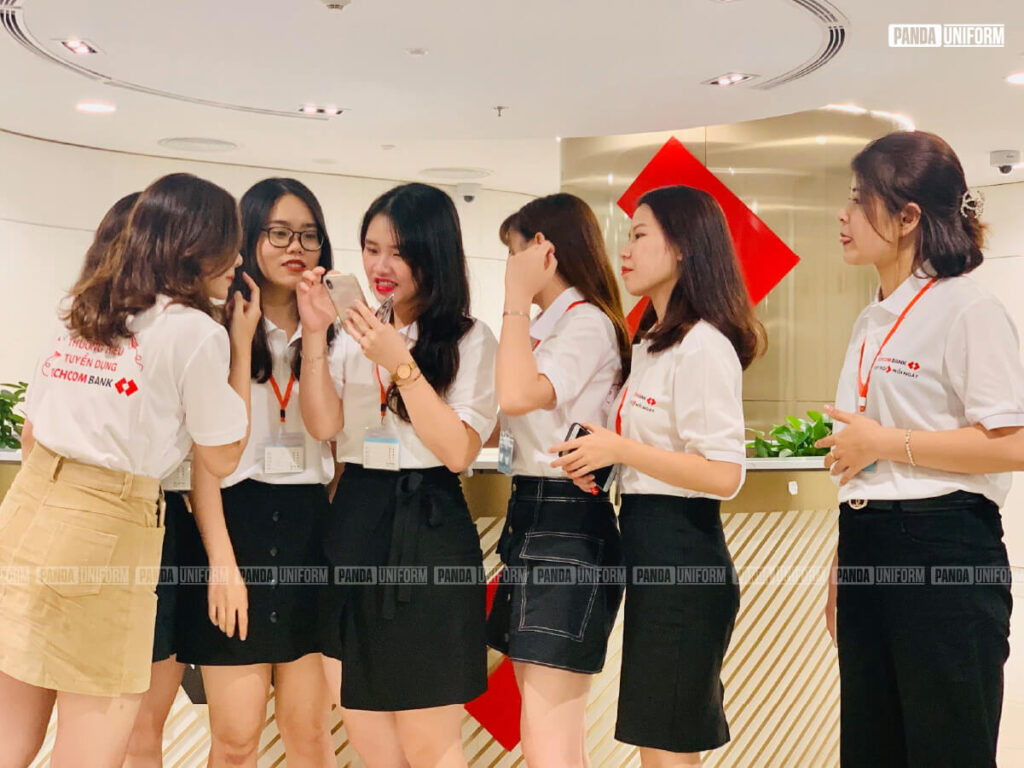mẫu áo thun cổ bẻ màu trắng - đồng phục ngân hàng techcombank