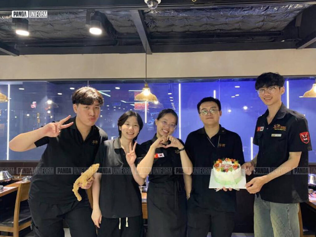 mẫu áo thun đen có cổ đồng phục dookki cho nhân viên bếp