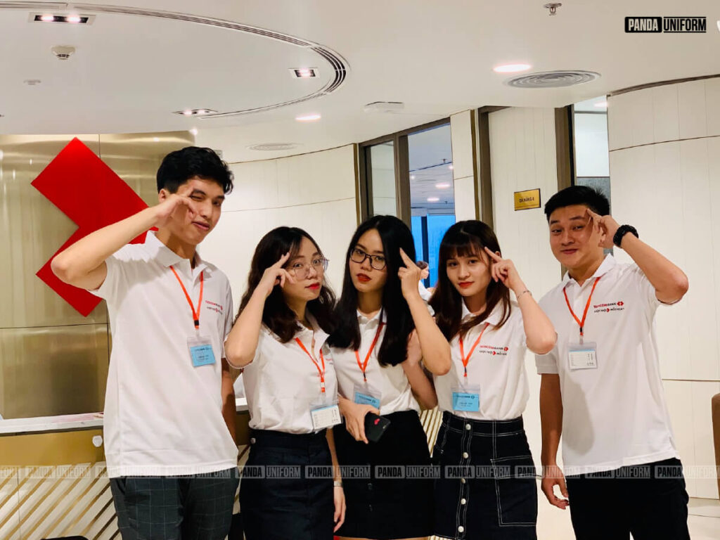 mẫu áo thun trắng cổ bẻ đồng phục của techcombank