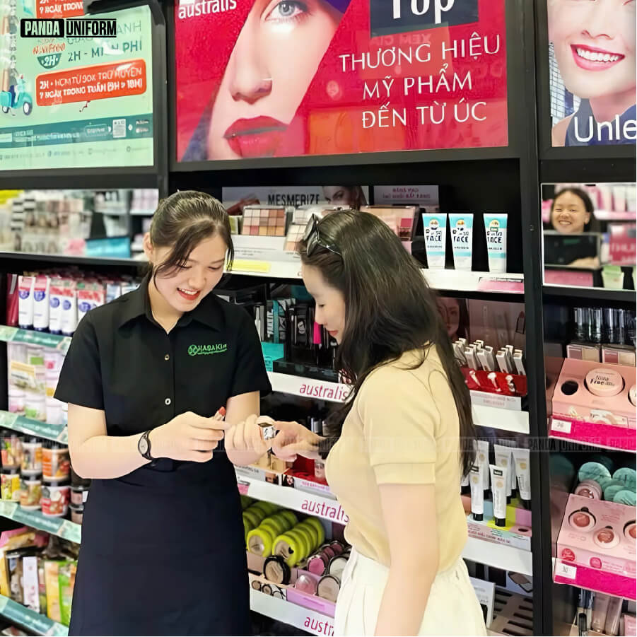 mẫu sơ mi đen đồng phục nhân viên bán hàng của hasaki