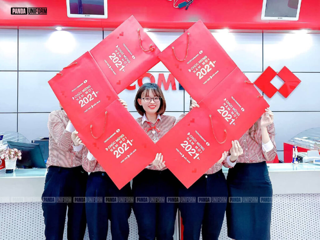 mẫu sơ mi kẻ hồng hiện đại - đồng phục ngân hàng techcombank