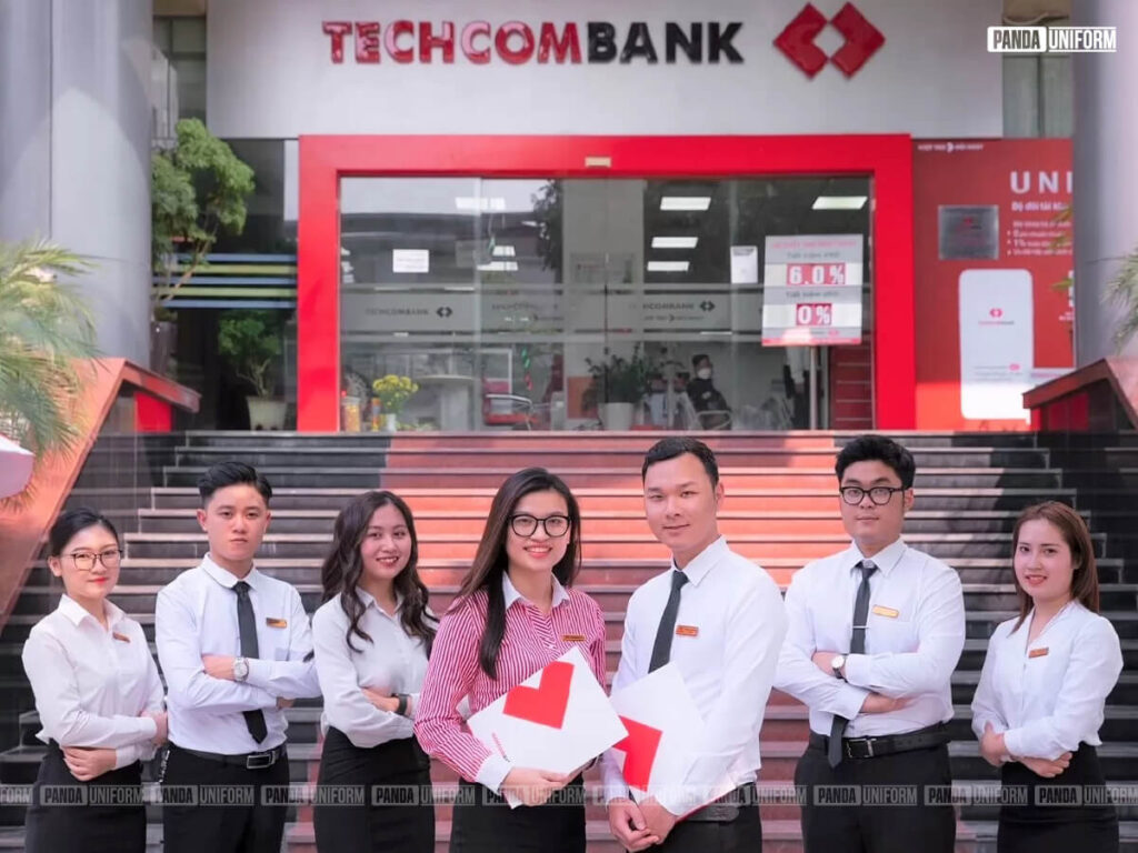 mẫu sơ mi trắng đồng phục của ngân hàng techcombank chỉn chu, thanh lịch