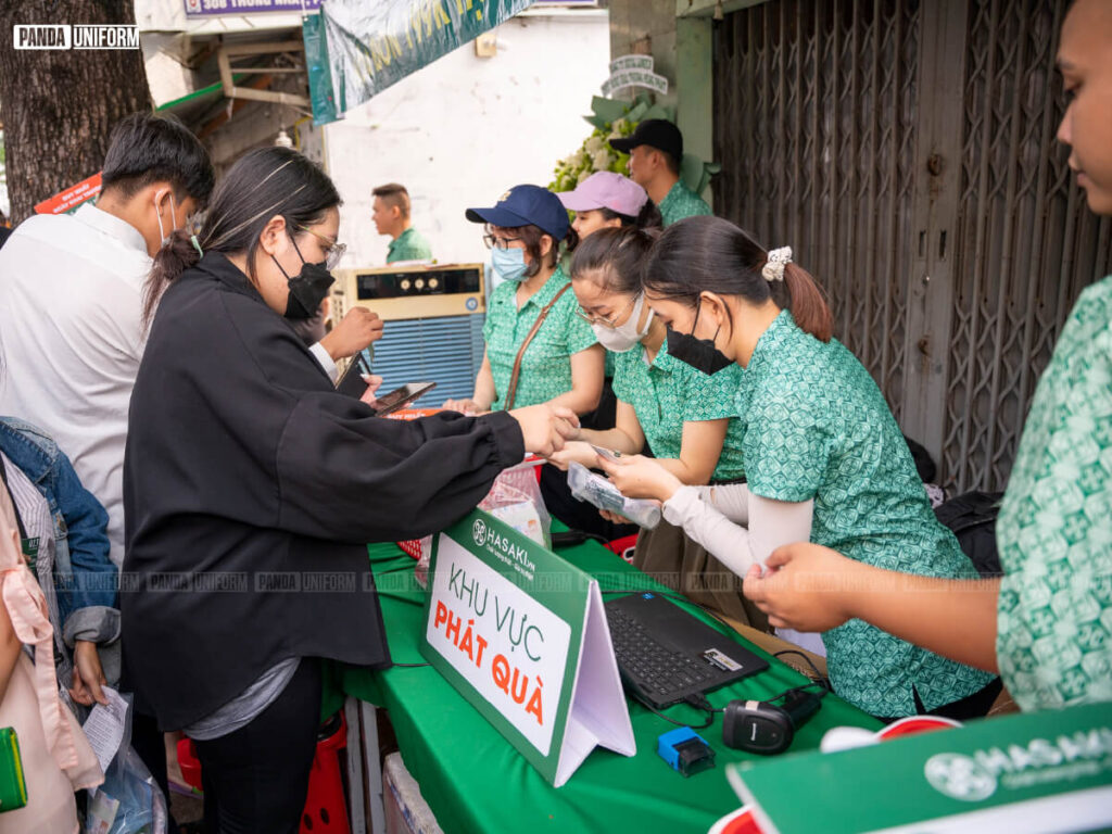 mẫu sơ mi xanh đồng phục hasaki trong sự kiện tình nguyện