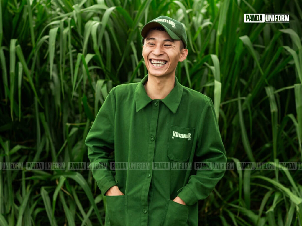 nhân viên phấn khởi trong bộ đồng phục vinamilk làm việc tại trang trại
