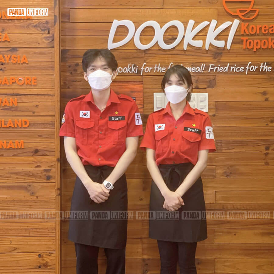 tạp dề đồng phục tối màu kết hợp sơ mi đỏ của dookki