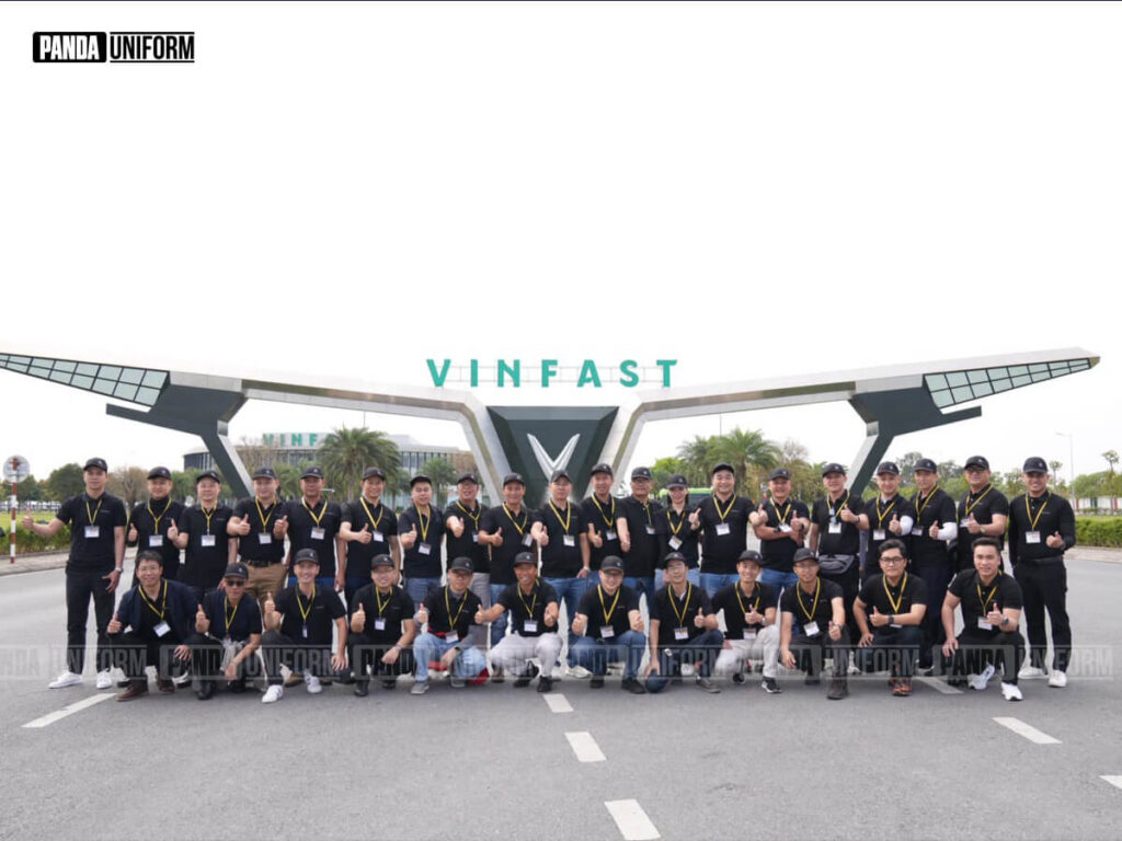 tập thể đẹp đội hình trong mẫu áo đồng phục vinfast đen
