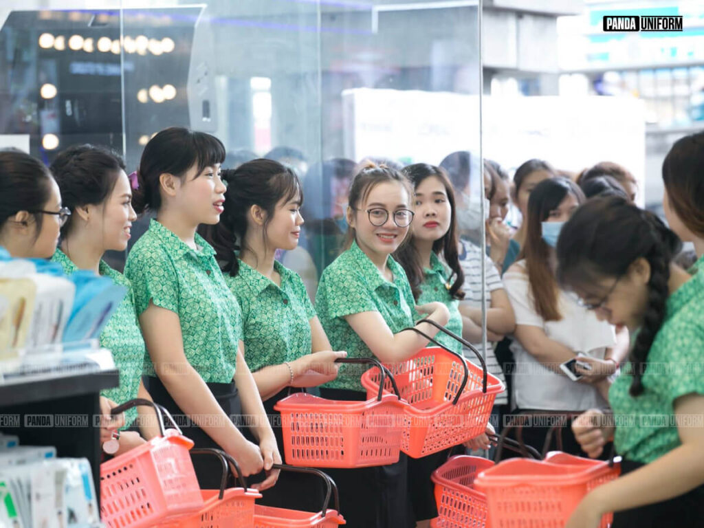 thiết kế áo đồng phục sơ mi xanh độc đáo của hasaki