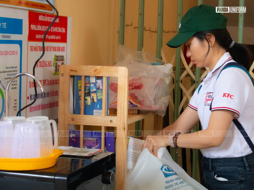thiết kế áo polo màu trắng của kfc