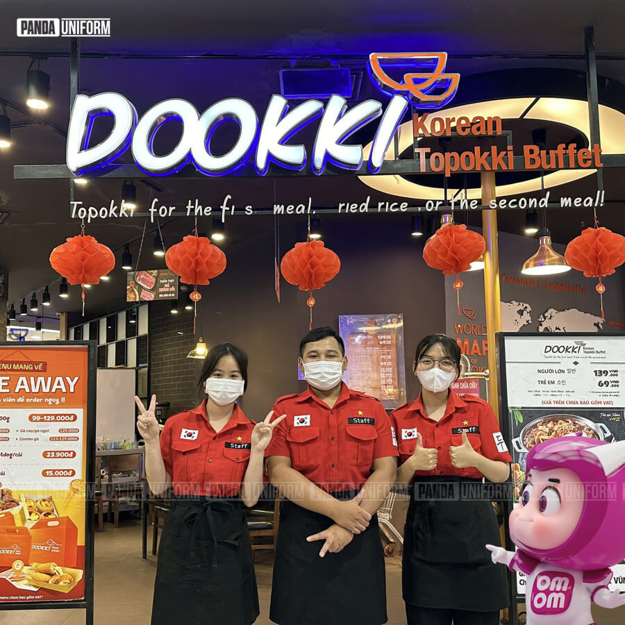 thiết kế áo sơ mi đỏ đồng phục dookki vô cùng ấn tượng