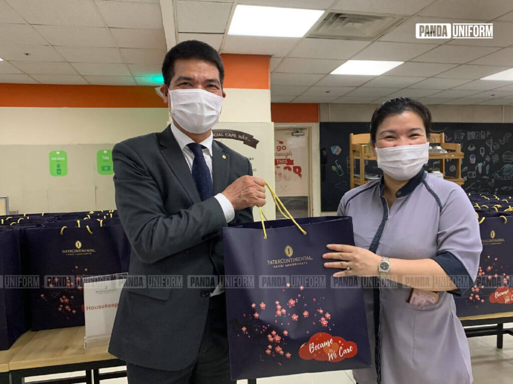 thiết kế đồng phục khách sạn intercontinental cho nhân viên tạp vụ