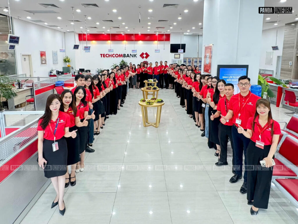 thiết kế đồng phục techcombank 2025 dáng áo polo đỏ