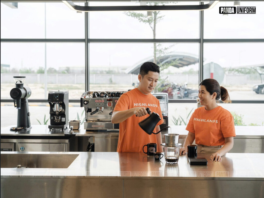 Đồng phục màu cam nổi bật của Highlands coffee