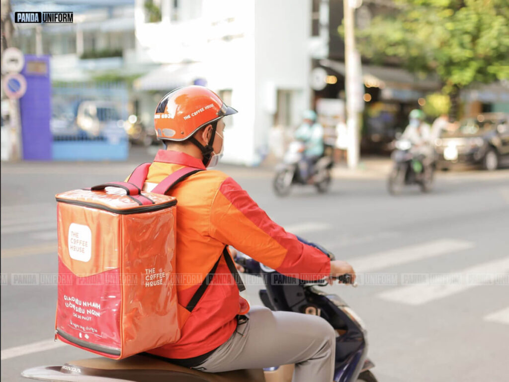 Mẫu áo khoác dành cho nhân viên shipper của The Coffee House