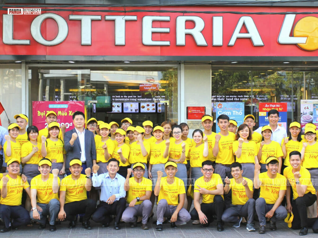 mẫu đồng phục áo thun cổ tròn màu vàng nổi bật của lotteria