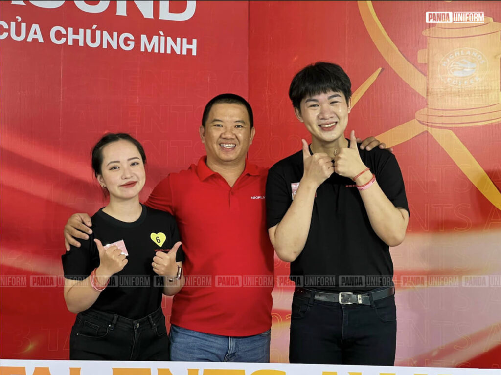 Mẫu đồng phục polo đỏ của Highlands Coffee đẹp chuẩn thương hiệu