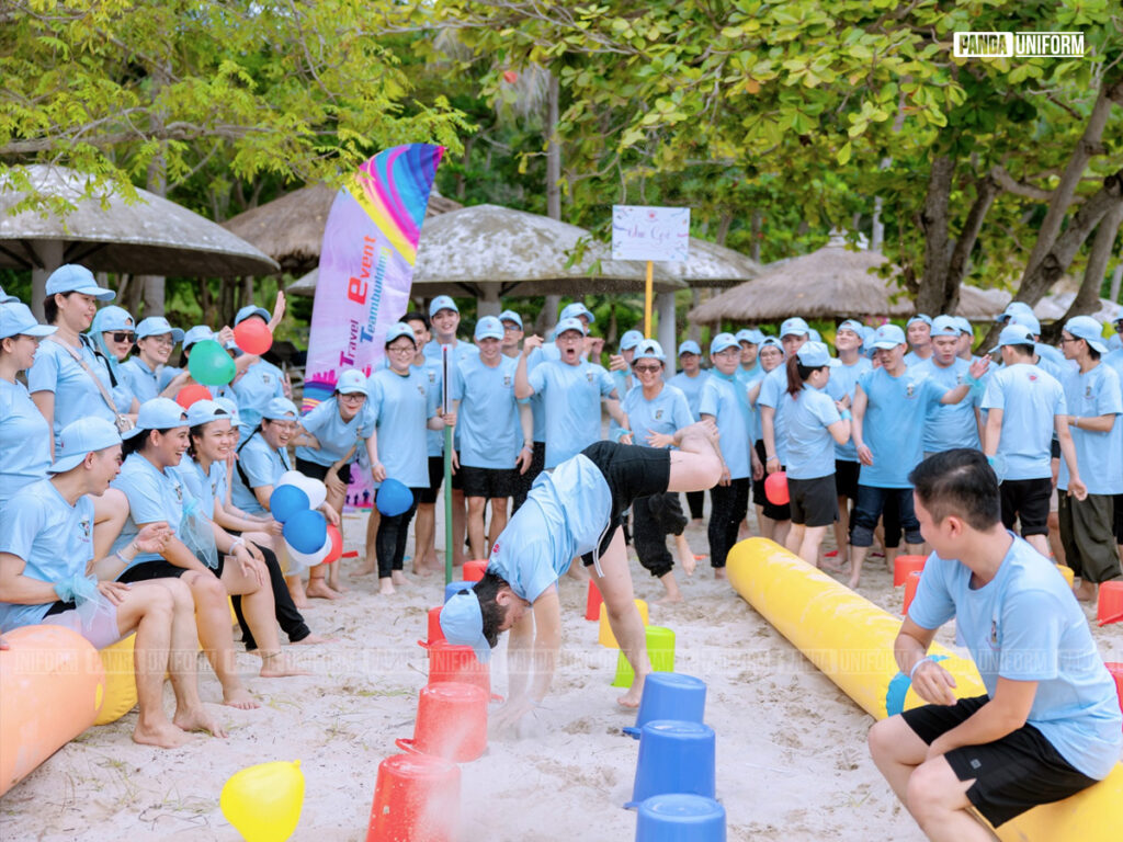 Mẫu đồng phục teambuilding màu xanh tươi mát của Highlands