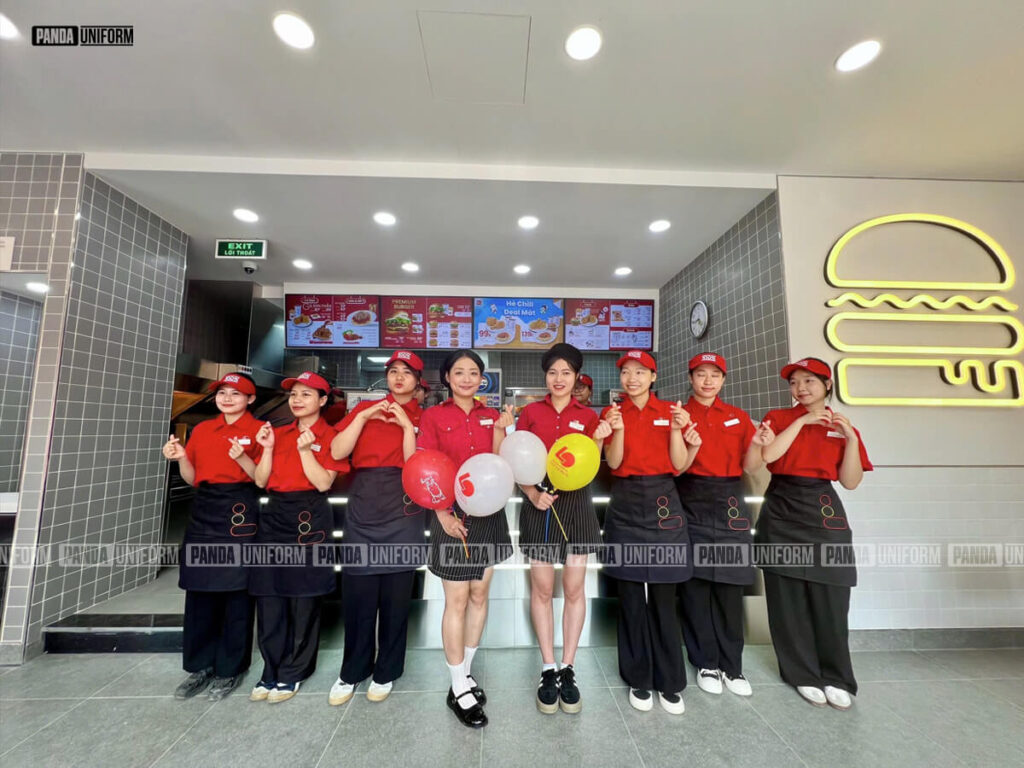 mẫu sơ mi đỏ nổi bật - đồng phục của lotteria