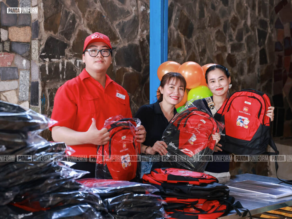 thiết kế sơ mi đỏ đồng phục nhân viên lotteria