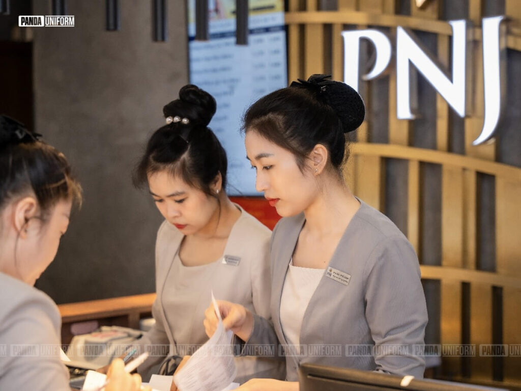 Bộ vest không cổ lịch sự cho nhân viên nữ tại PNJ