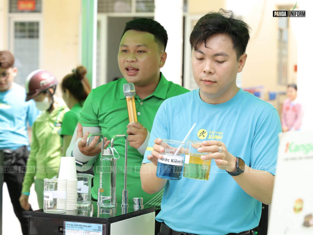 Đồng phục nhân viên Điện máy xanh nổi bật ngoài trời với hai màu xanh và vàng đặc trưng