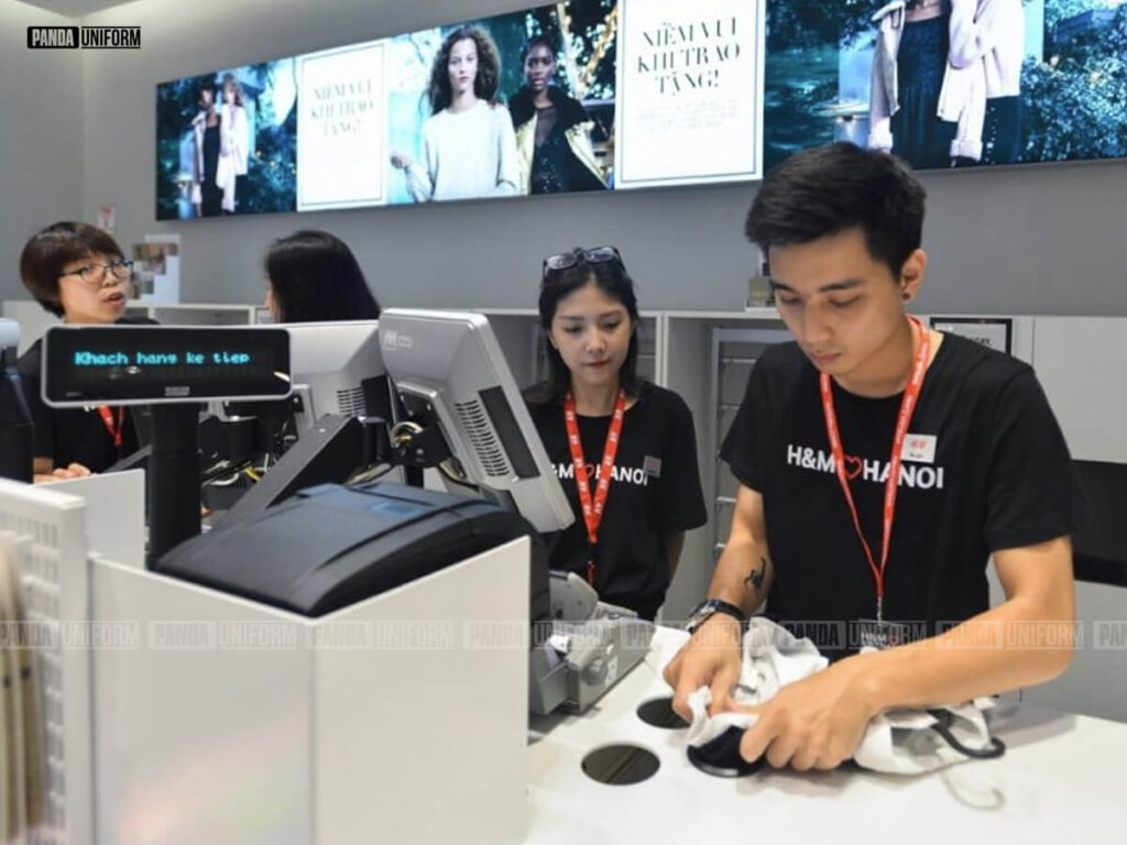 Đồng phục nhân viên H&M ở các cửa hàng tại Việt Nam có màu chủ đạo là màu đen