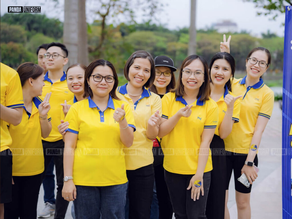 logo pnj ở ngực áo thường được thêu