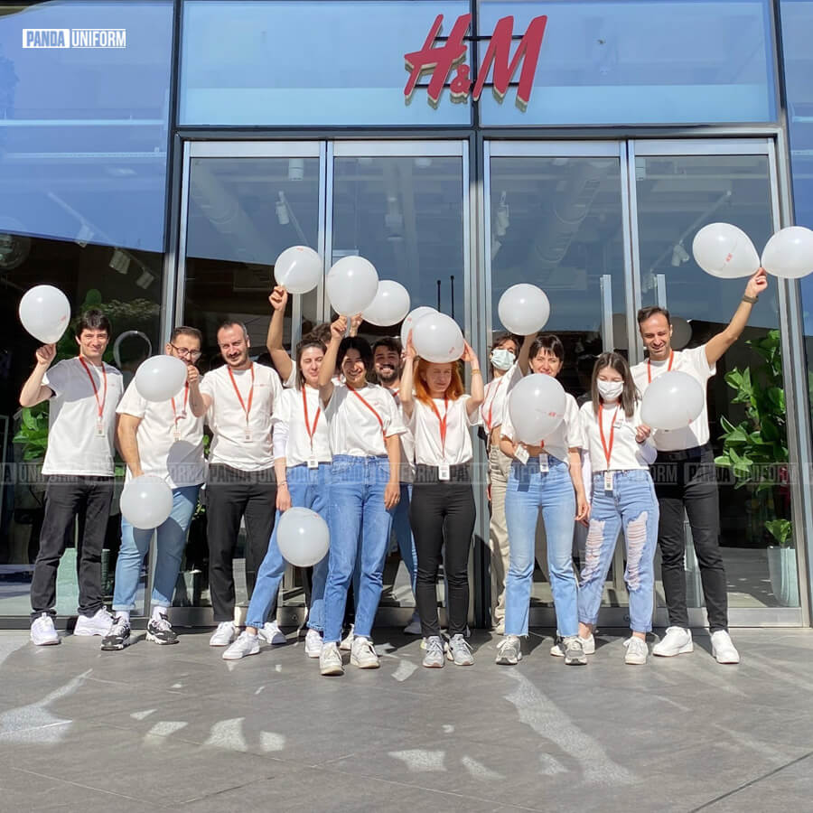 Mẫu áo đồng phục nhân viên H&M màu trắng