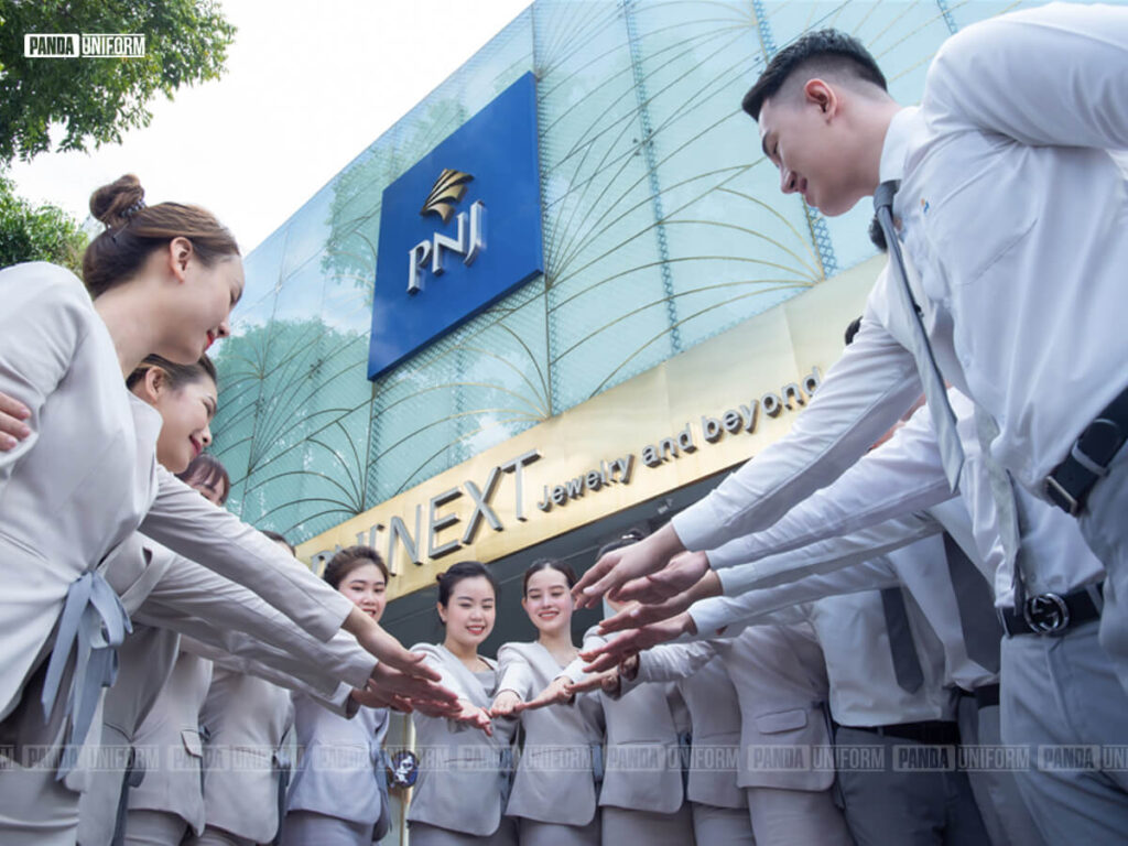 Sơ mi dài tay màu trắng ghi cho nam và bộ Blazer cho nhân viên nữ PNJ
