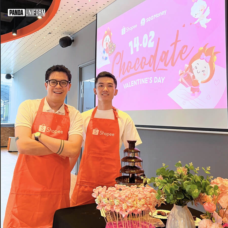 Phụ kiện tạp dề đồng phục Shopee trong sự kiện Valentine tổ chức nội bộ