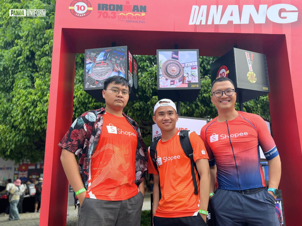 Áo thun giải chạy nội bộ đồng phục Shopee (bên trái)