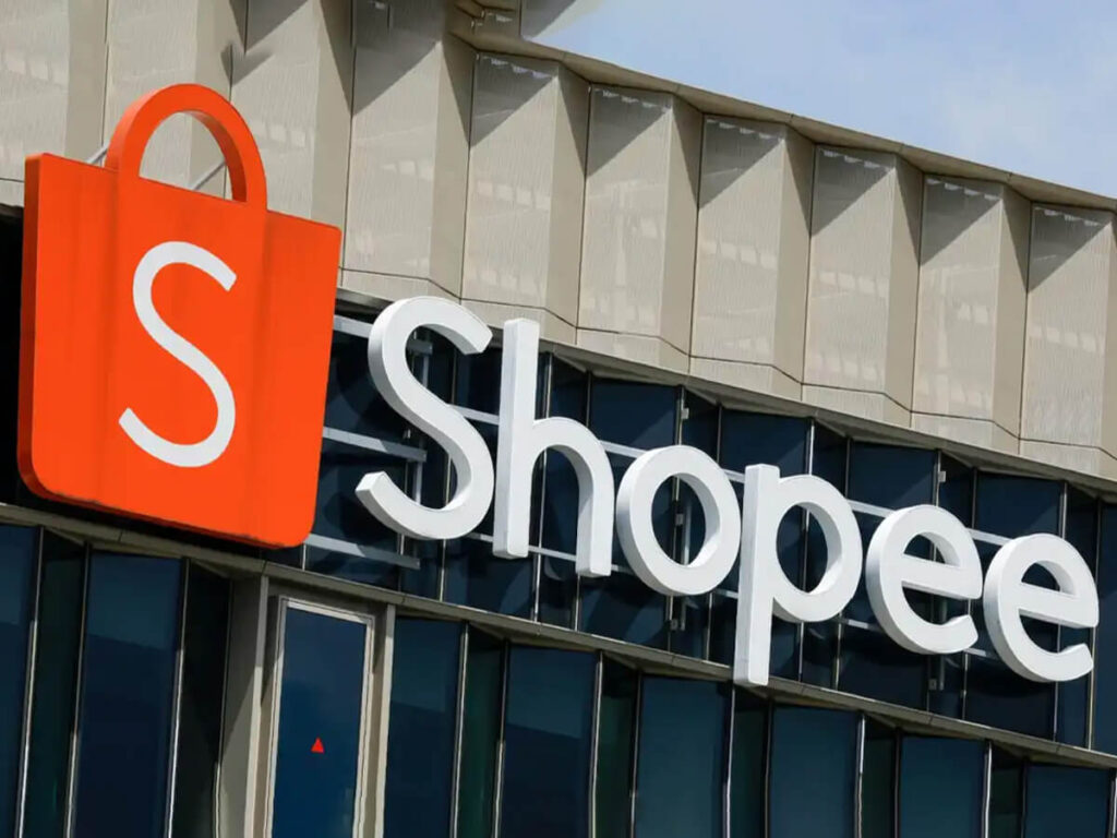 Logo Shopee được đặt trước tòa công ty của doanh nghiệp