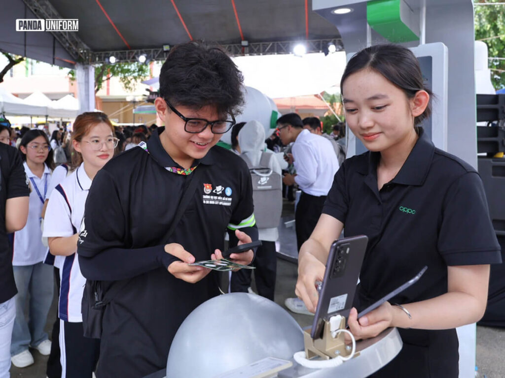 Áo đồng phục Oppo đóng vai trò quan trọng trong việc tạo sự chuyên nghiệp cho đội ngũ nhân viên