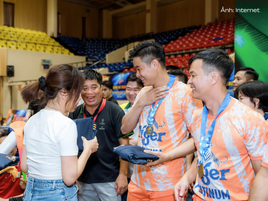 Áo thun giải bóng đá họa tiết loang trắng nền cam đồng phục Bia Tiger