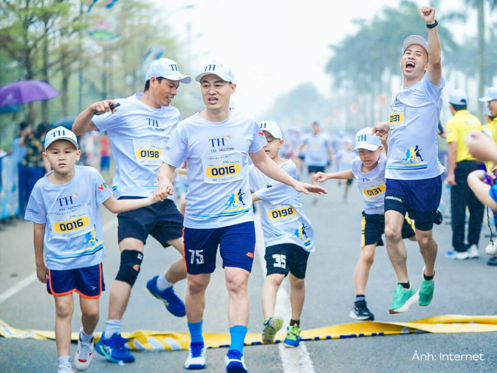 Áo thun đồng phục TH True Milk trong giải chạy S-Race 2024