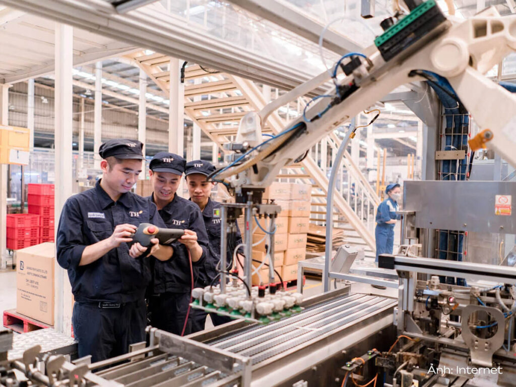 Đồng phục bảo hộ cho nhân viên kỹ thuật/ vận hành máy, thiết bị tại nhà máy