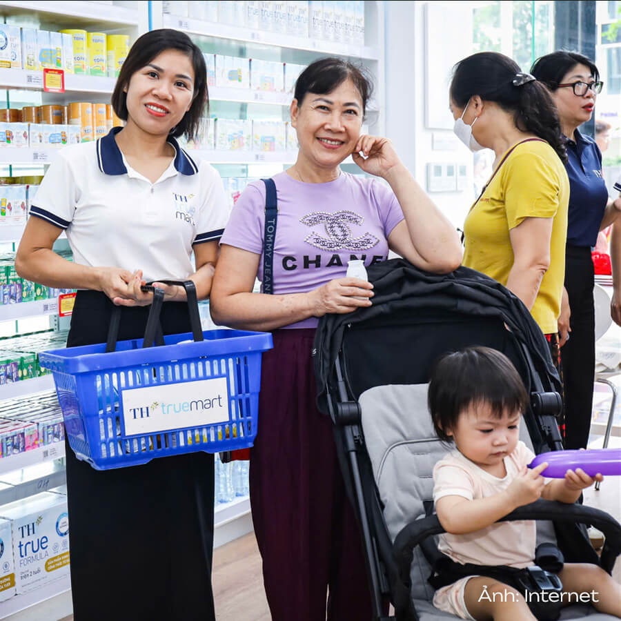 TH True Milk ứng dụng màu sắc nhận diện vào thiết kế đồng phục