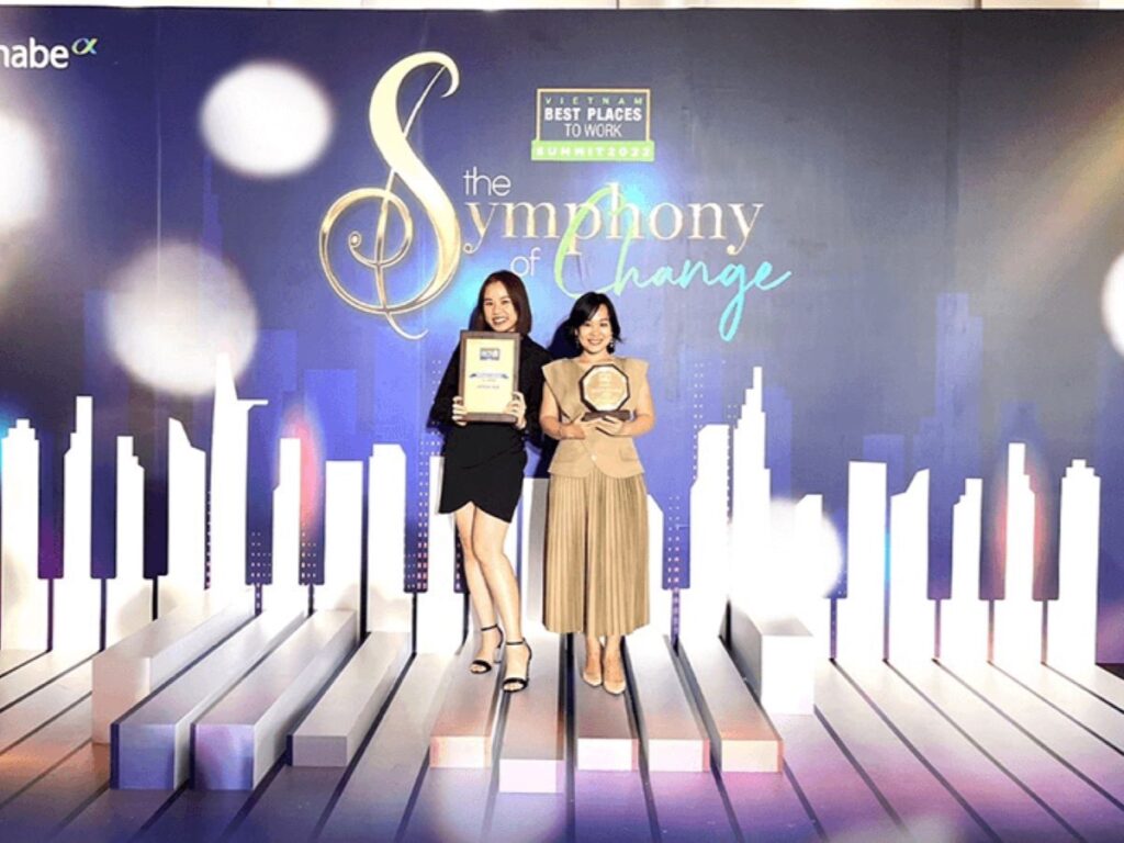 Đại diện thương hiệu Oppo lên nhận giải thưởng “Top 100 nơi làm việc tốt nhất Việt Nam năm 2022”